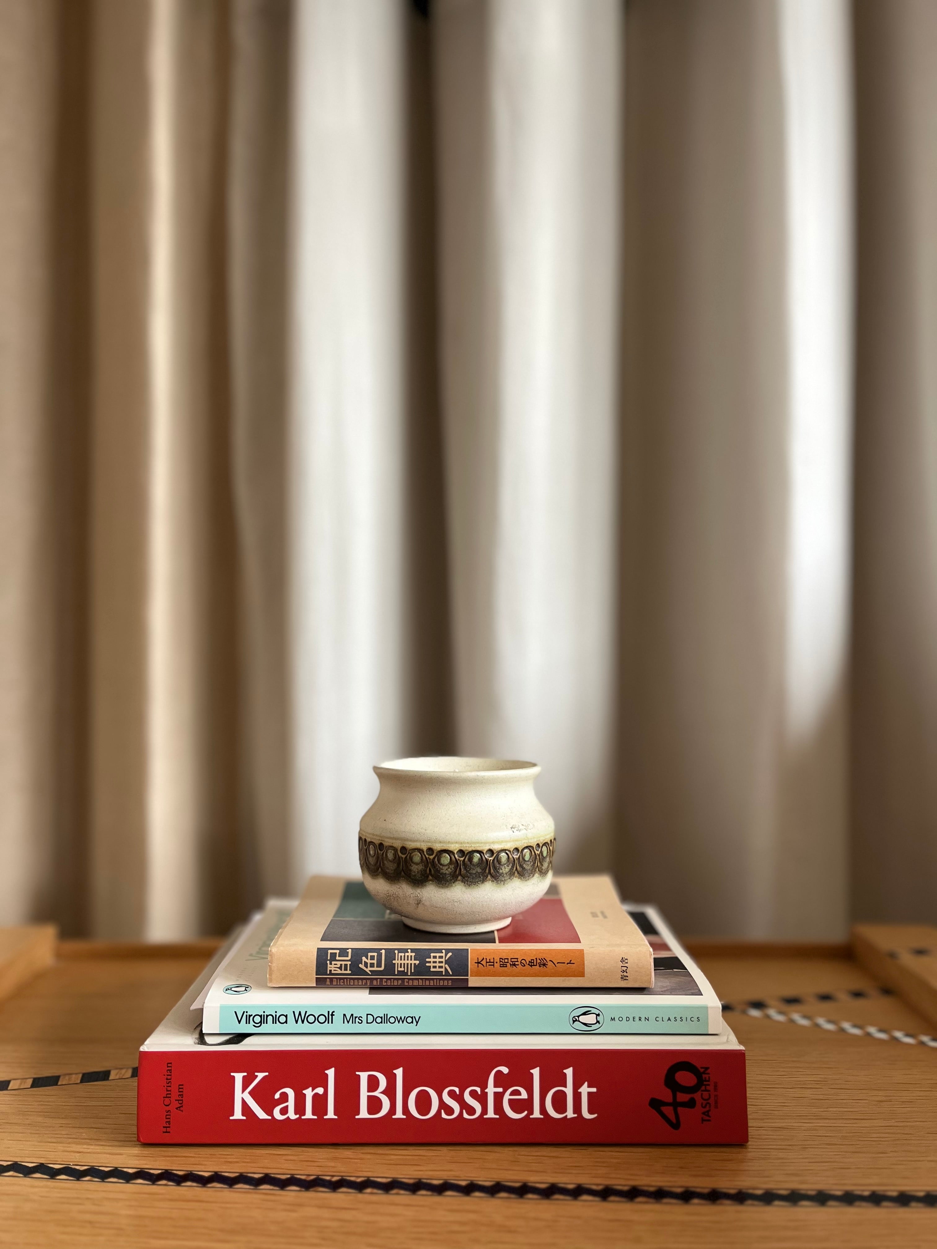 WHITE MATT CERAMIC POT WITH ETCHINGS